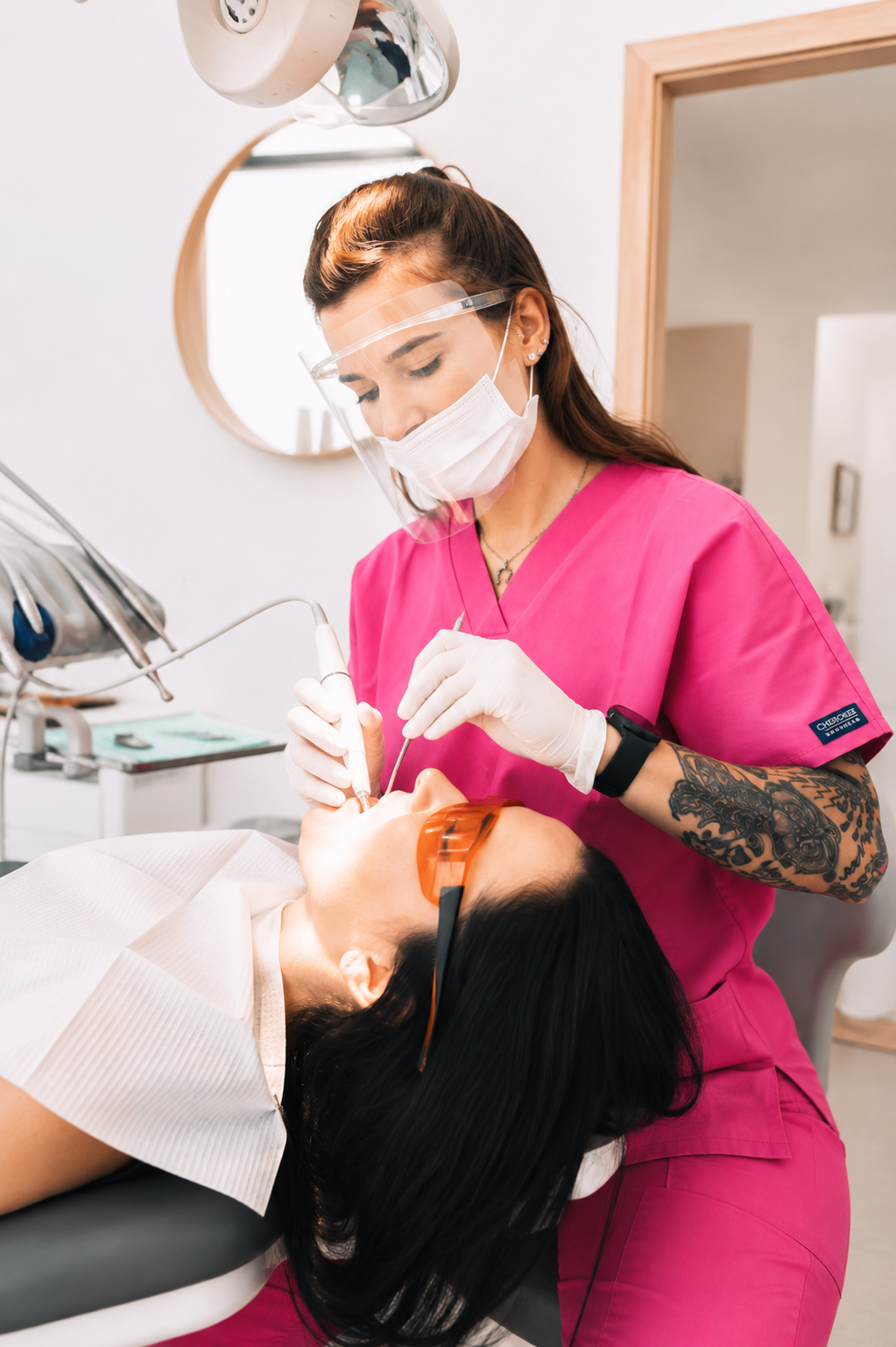 Dentální hygienistka Teresa při ošetření pacientky ve Smilist Praha 10