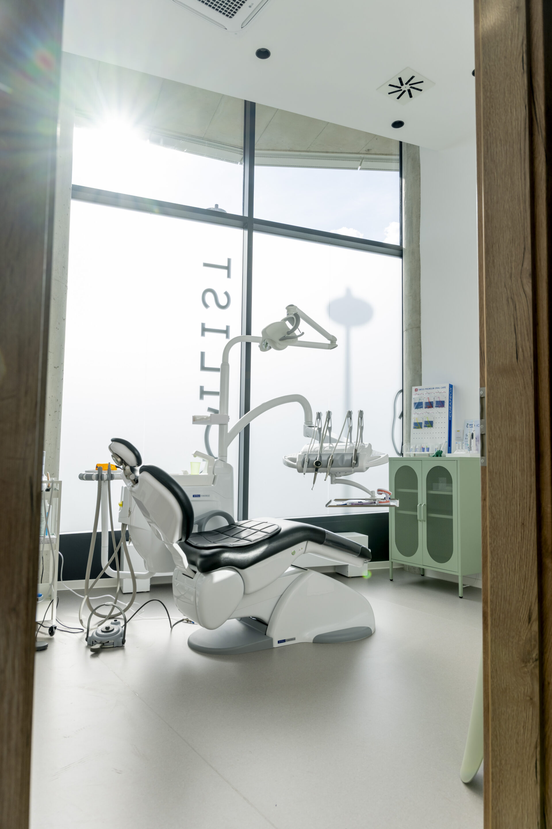 Ordinace dentální hygieny SMILIST s&nbsp;křeslem u&nbsp;okna