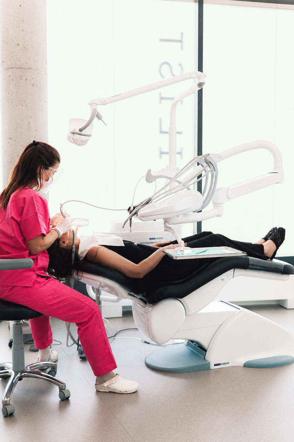 Dentální hygienistka Teresa při ošetření v&nbsp;ordinaci SMILIST
